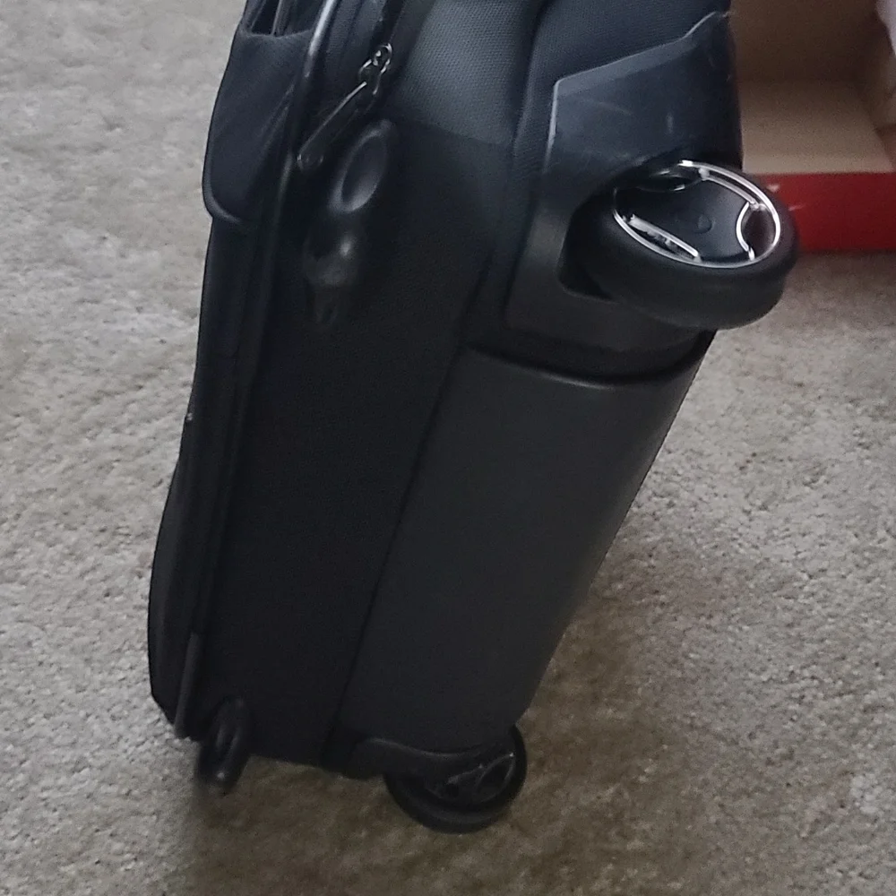 7/1  TUMI T TECH ROLLER